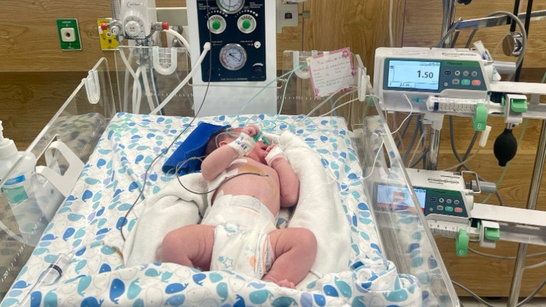 Cháu bé được chăm sóc hậu phẫu