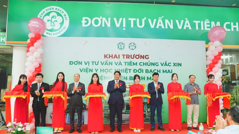 Cắt băng khai trương Đơn vị Tư vấn và tiêm chủng vaccine thuộc Viện Y học Nhiệt đới Bạch Mai.
