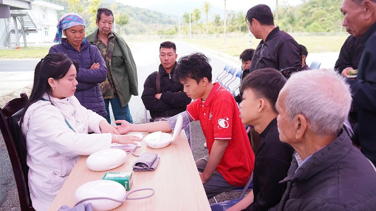 Khám bệnh, cấp phát thuốc miễn phí cho người dân tại huyện vùng cao Nậm Nhùn, Lai Châu.