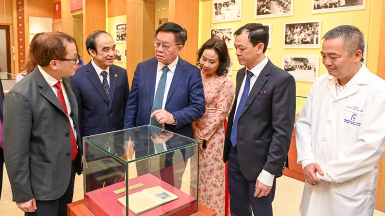 Đồng chí Nguyễn Trọng Nghĩa thăm phòng truyền thống của Trường đại học Y Hà Nội. Đồng chí Nguyễn Trọng Nghĩa thăm phòng truyền thống của Trường đại học Y Hà Nội.