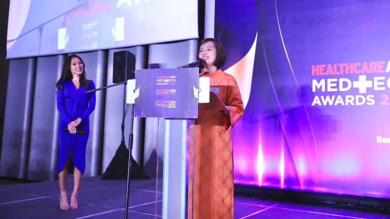 Phó Tổng Giám đốc FPT Retail Nguyễn Đỗ Quyên đại diện FPT Long Châu nhận giải và phát biểu tại buổi lễ.