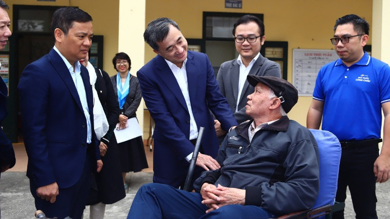 Thứ trưởng Trần Văn Thuấn trao đổi với các thương binh tại chương trình.