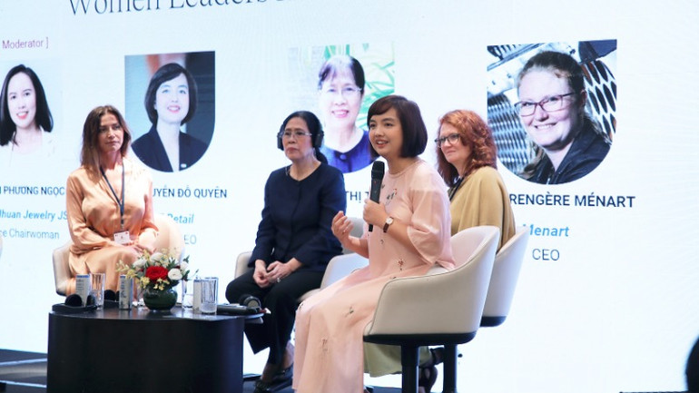 Bà Nguyễn Đỗ Quyên chia sẻ về vai trò lãnh đạo nữ từ góc nhìn của doanh nghiệp và phương thức ứng dụng công nghệ vào hoạt động kinh doanh. Bà Nguyễn Đỗ Quyên chia sẻ về vai trò lãnh đạo nữ từ góc nhìn của doanh nghiệp và phương thức ứng dụng công nghệ vào hoạt động kinh doanh.