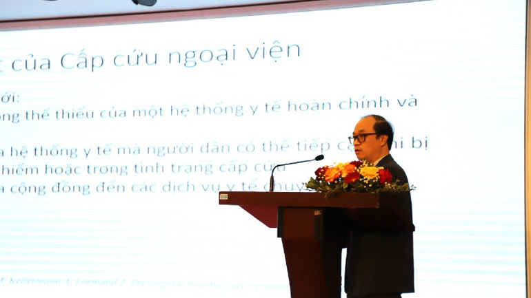 Giám đốc Trung tâm Cấp cứu 115 Hà Nội Nguyễn Thành trao đổi tại hội thảo.