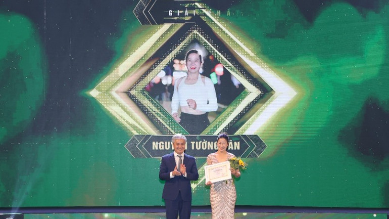 Tổng Biên tập Báo sức khoẻ và Đời sống trao giải Nhất cho ứng viên Nguyễn Tường Vân.