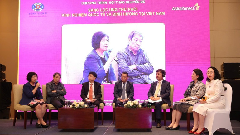 Các chuyên gia trao đổi tại hội thảo.