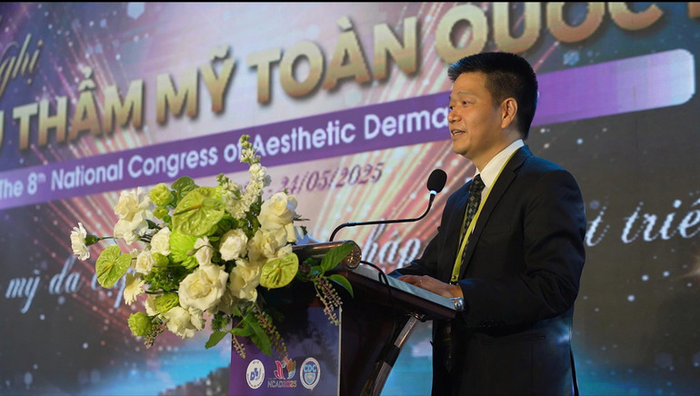 PGS,TS Lê Hữu Doanh, Giám đốc Bệnh viện Da liễu Trung ương, Trưởng Ban tổ chức hội nghị phát biểu tại hội nghị.