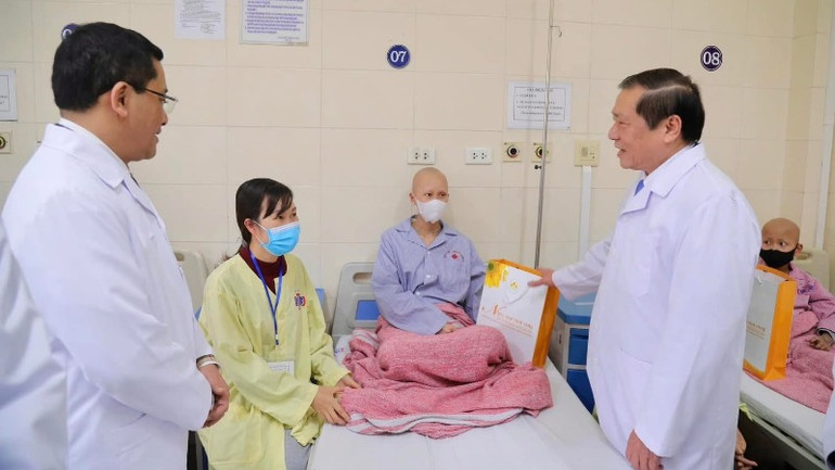 Thăm tặng quà, động viên người bệnh đang điều trị tại Bệnh viện K. Thăm tặng quà, động viên người bệnh đang điều trị tại Bệnh viện K.