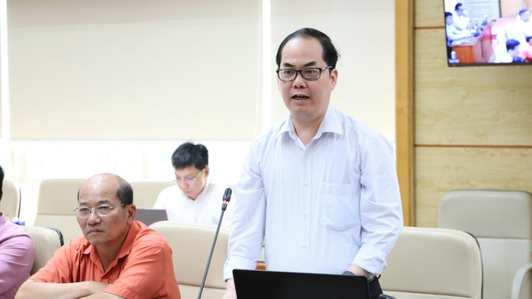 TS Tạ Mạnh Hùng báo cáo tại cuộc họp. TS Tạ Mạnh Hùng báo cáo tại cuộc họp.