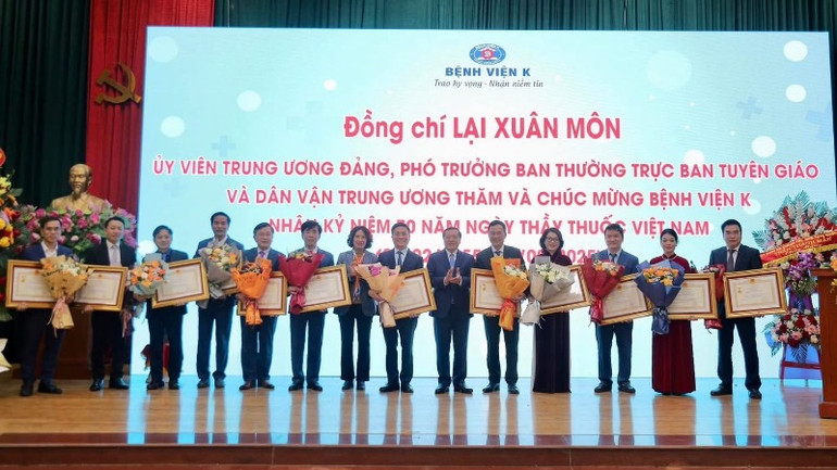 Trao danh hiệu Thầy thuốc ưu tú tặng các bác sĩ Bệnh viện K. Trao danh hiệu Thầy thuốc ưu tú tặng các bác sĩ Bệnh viện K.