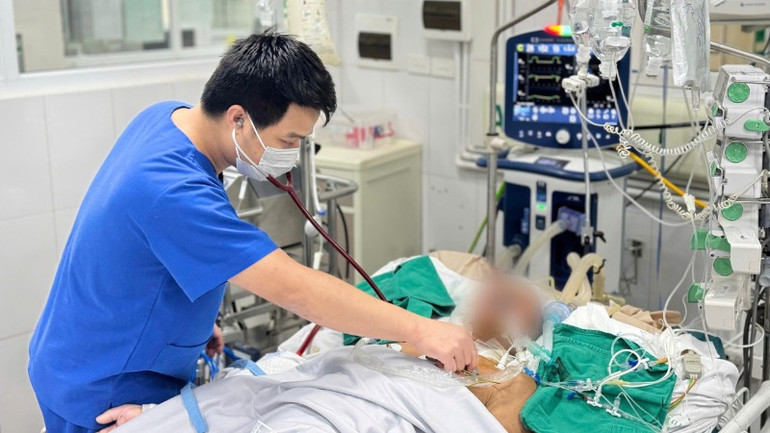 Các bác sĩ Bệnh viện Bệnh Nhiệt đới Trung ương theo dõi, điều trị cho một ca nhiễm cúm biến chứng nặng.