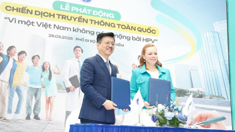 Đại diện Trung tâm Truyền thông - Giáo dục sức khỏe Trung ương (Bộ Y tế) và Công ty MSD Việt Nam ký kết hợp tác triển khai chiến dịch truyền thông “Vì một Việt Nam không gánh nặng bởi HPV”.