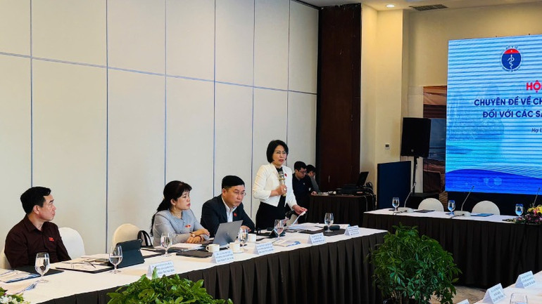 Phó Chủ nhiệm Ủy ban Dân nguyện và Giám sát của Quốc hội Trần Thị Nhị Hà trao đổi tại hội thảo.