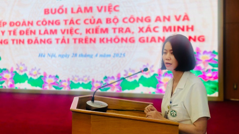 TS Trương Anh Thư, Trưởng Khoa Kiểm soát nhiễm khuẩn trao đổi về quy trình thu gom, xử lý chất thải tại Bệnh viện Bạch Mai. TS Trương Anh Thư, Trưởng Khoa Kiểm soát nhiễm khuẩn trao đổi về quy trình thu gom, xử lý chất thải tại Bệnh viện Bạch Mai.