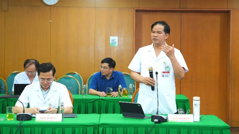 PGS, TS Đào Xuân Cơ, Giám đốc Bệnh viện Bạch Mai trao đổi tại buổi làm việc. PGS, TS Đào Xuân Cơ, Giám đốc Bệnh viện Bạch Mai trao đổi tại buổi làm việc.