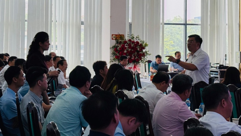 Thành viên ban soạn thảo trao đổi với các đại biểu về các nội dung sửa đổi. Thành viên ban soạn thảo trao đổi với các đại biểu về các nội dung sửa đổi.