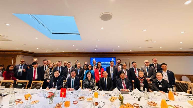 Các đại biểu tham dự tọa đàm có chủ đề: "Dược phẩm Việt Nam trong kỷ nguyên số - Tương lai từ đổi mới sáng tạo và công nghệ”.