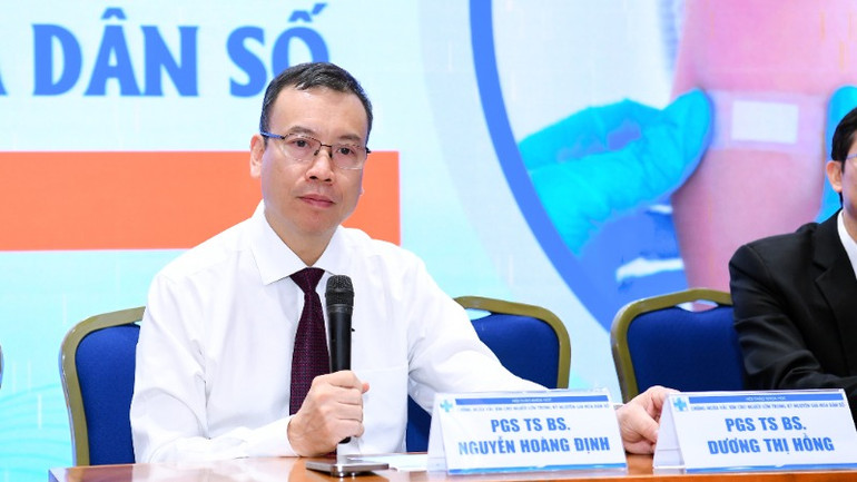 Phó Giáo sư, Tiến sĩ Nguyễn Hoàng Định, Phó Giám đốc Bệnh viện Đại học Y Dược Thành phố Hồ Chí Minh trao đổi tại buổi thảo luận.