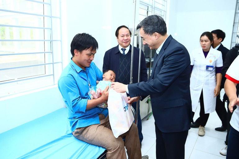 Tặng quà cho bệnh nhi. Tặng quà cho bệnh nhi.