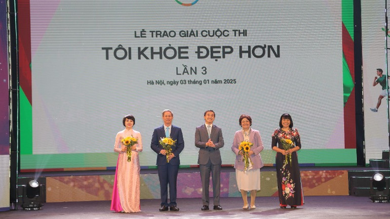 Thứ trưởng Y tế Trần Văn Thuấn tặng hoa cho Hội đồng giám khảo.