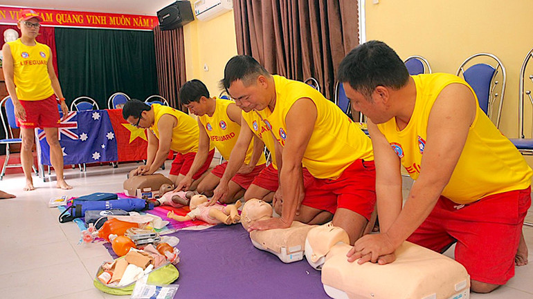 Luyện tập kỹ năng cứu hộ người đuối nước.