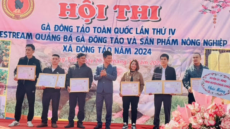 Lãnh đạo xã Đông Tảo trao giải ,tặng các chủ gà. Lãnh đạo xã Đông Tảo trao giải ,tặng các chủ gà.