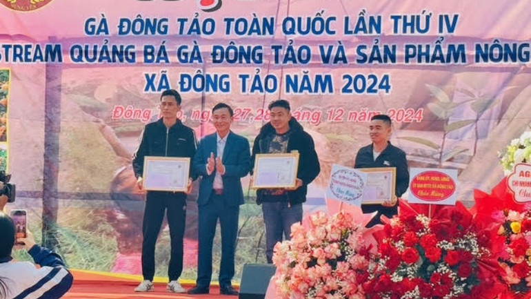 Lãnh đạo huyện Khoái Châu trao giải, tặng các chủ gà. Lãnh đạo huyện Khoái Châu trao giải, tặng các chủ gà.