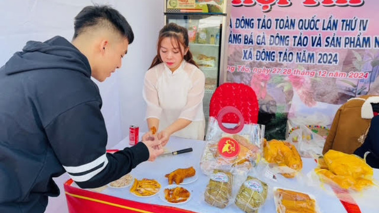 Nhiều du khách đã lựa chọn mua gà Đông Tảo ủ muối và giò gà để mang về làm quà. Nhiều du khách đã lựa chọn mua gà Đông Tảo ủ muối và giò gà để mang về làm quà.