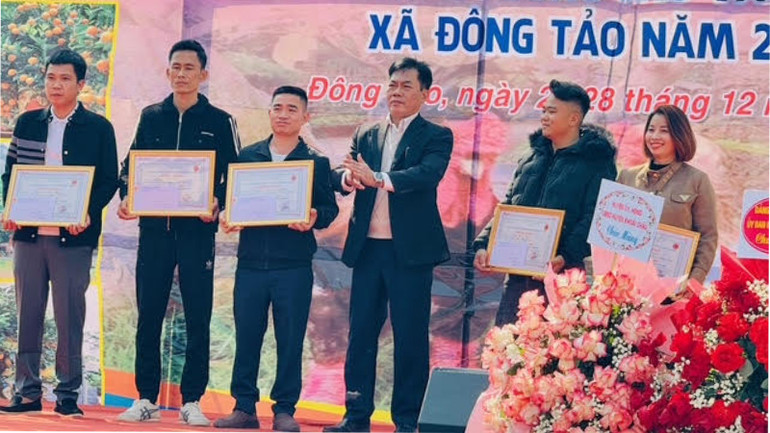 Lãnh đạo xã Đông Tảo trao giải, tặng các chủ gà. Lãnh đạo xã Đông Tảo trao giải, tặng các chủ gà.