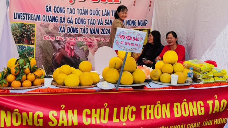 Ngoài các sản phẩm từ gà, hội thi còn có nhiều gian hàng bán đặc sản Hưng Yên. Ngoài các sản phẩm từ gà, hội thi còn có nhiều gian hàng bán đặc sản Hưng Yên.