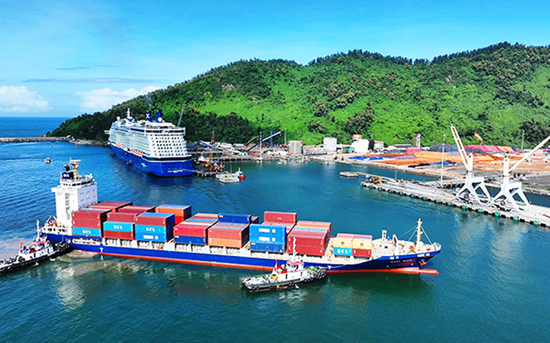 Tỉnh Thừa Thiên Huế đang triển khai chính sách hỗ trợ các hãng tàu biển mở chuyến vận chuyển container vào cảng Chân Mây. Tỉnh Thừa Thiên Huế đang triển khai chính sách hỗ trợ các hãng tàu biển mở chuyến vận chuyển container vào cảng Chân Mây.