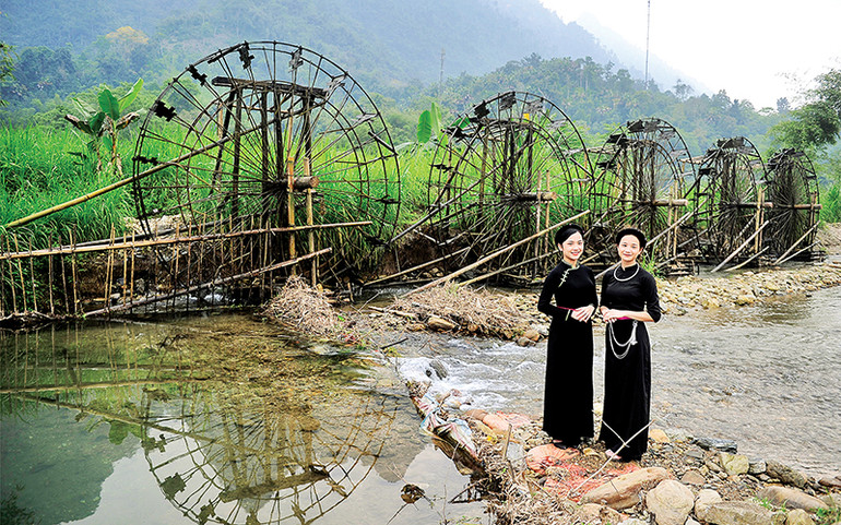 Thiếu nữ dân tộc Tày bên cọn nước.
