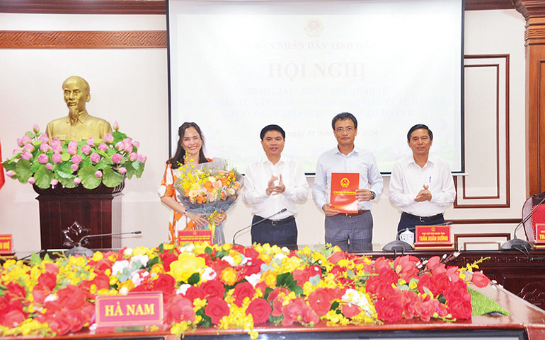 Chủ tịch Ủy ban nhân dân tỉnh Hà Nam trao giấy phép đầu tư cho nhà đầu tư Khu công nghiệp Đồng Văn V.