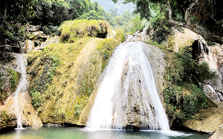 Thác nước Khuổi Nhi bồng bềnh như dải lụa.