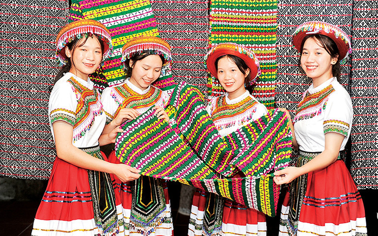 Sản phẩm dệt thổ cẩm của đồng bào dân tộc H’Mông.