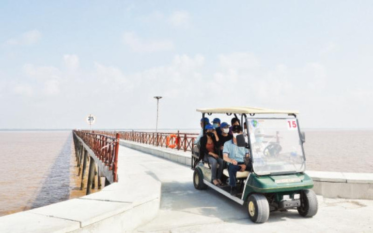 Một trong các công ty lữ hành Thành phố Hồ Chí Minh đưa khách du lịch đi tham quan tại Bạc Liêu.