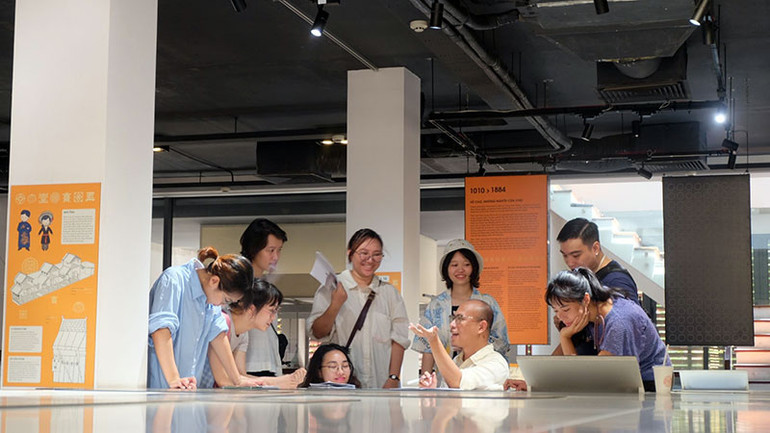 Nguyễn Vũ Hải (thứ ba từ phải sang) kể về Hà Nội qua những chương trình bộ hành của anh.