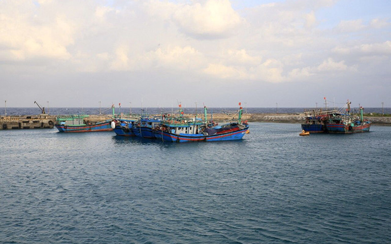 Âu tàu tránh trú trên đảo Trường Sa.