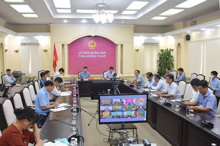 Hằng tuần, Ủy ban nhân dân tỉnh Đồng Tháp tổ chức họp trực tuyến với các địa phương về tiến độ đầu tư công. (Ảnh: HỮU NGHĨA)