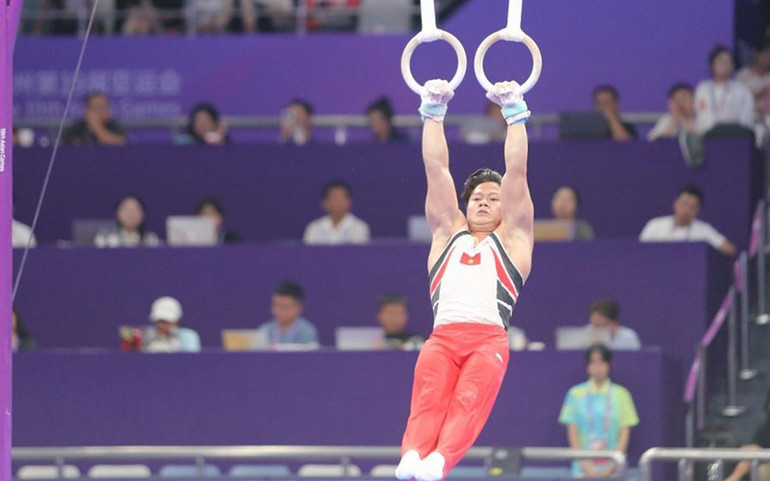 VĐV Khánh Phong thi nội dung vòng treo thể dục dụng cụ, đoạt HCB. (Ảnh ĐĂNG HUY)