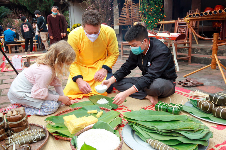 Khách nước ngoài trải nghiệm Tết Việt trong khuôn khổ Chương trình Happy Tết 2022.