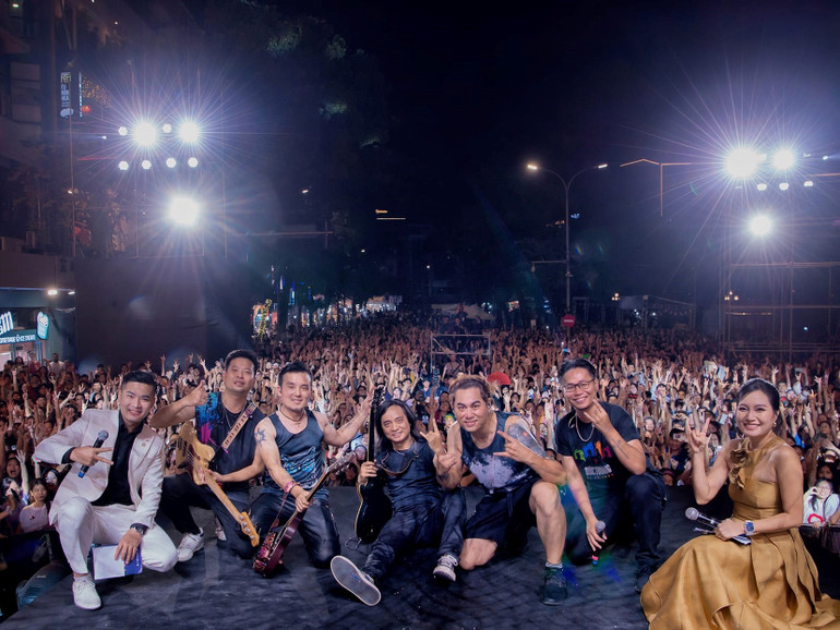 Các rock fan vẫn luôn chờ đợi Bức Tường quay trở lại, không chỉ ở một-hai liveshow mà với mỗi sản phẩm âm nhạc, mỗi hoạt động mà ban nhạc công bố. Các rock fan vẫn luôn chờ đợi Bức Tường quay trở lại, không chỉ ở một-hai liveshow mà với mỗi sản phẩm âm nhạc, mỗi hoạt động mà ban nhạc công bố.