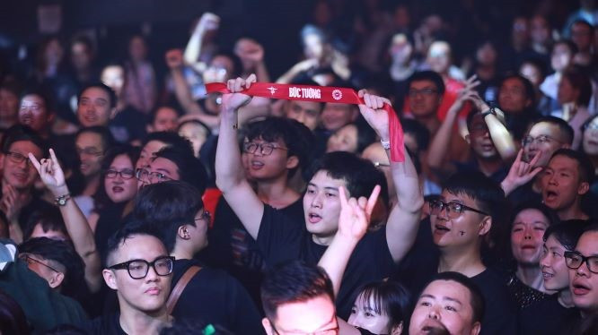 Gần 1.000 khán giả đã có mặt và "cháy" cùng Bức Tường tới phút cuối cùng của show. Gần 1.000 khán giả đã có mặt và "cháy" cùng Bức Tường tới phút cuối cùng của show.