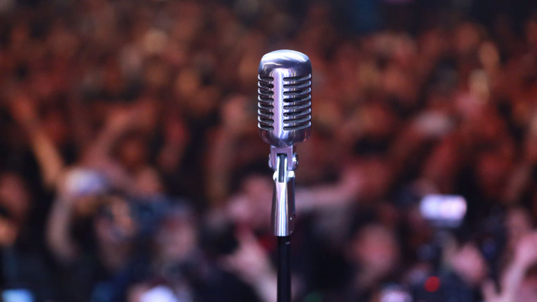 Sân khấu đặt chiếc mic dành riêng cho cố nhạc sĩ - ca sĩ Trần Lập. Sân khấu đặt chiếc mic dành riêng cho cố nhạc sĩ - ca sĩ Trần Lập.