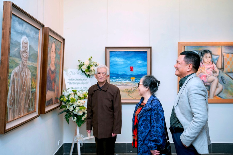 Gia đình họa sĩ Đặng Thanh Huyền trong tranh và ngoài đời thực, tại triển lãm.