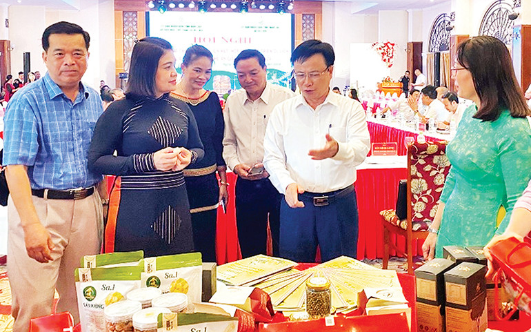 Lãnh đạo Ủy ban nhân dân hai tỉnh Đắk Lắk và Nghệ An tìm hiểu sản phẩm OCOP của tỉnh Đắk Lắk.