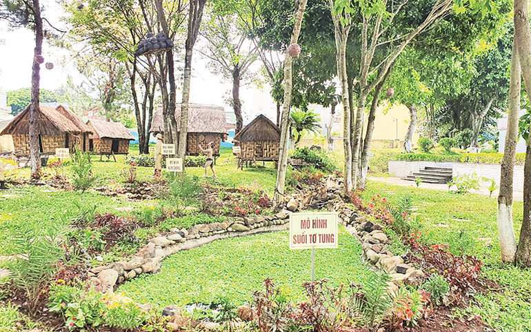 Mô hình làng kháng chiến Stơr. Mô hình làng kháng chiến Stơr.