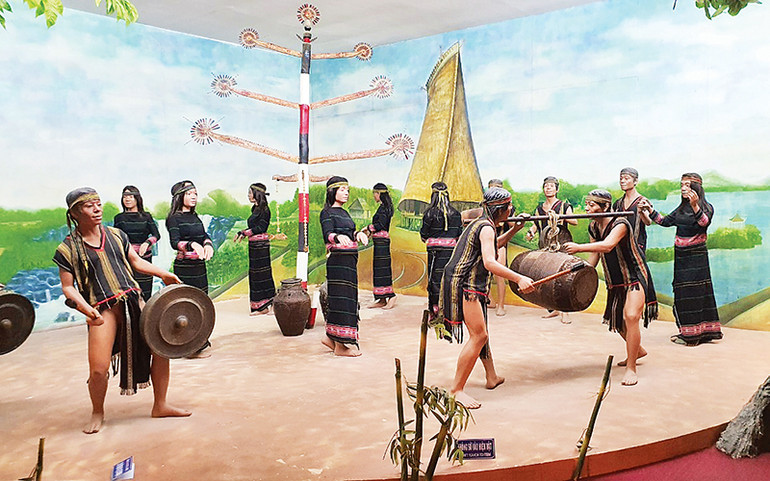 Mô hình lễ hội truyền thống của đồng bào Tây Nguyên. Mô hình lễ hội truyền thống của đồng bào Tây Nguyên.