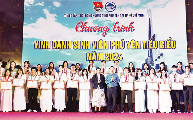 Lãnh đạo Tỉnh đoàn và Hội Đồng hương Phú Yên tại Thành phố Hồ Chí Minh trao bằng khen tặng sinh viên xuất sắc. (Ảnh BẢO KÍNH)