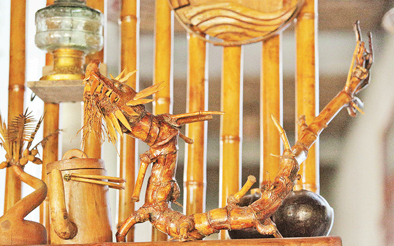 Gốc tre hóa rồng. Gốc tre hóa rồng.